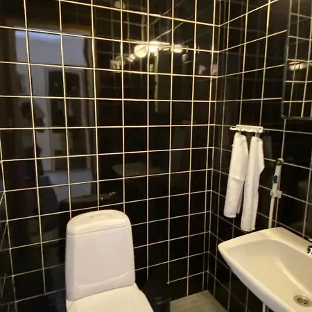 Kolme Makuuhuonetta Merenrannalla Lauttasaaressa